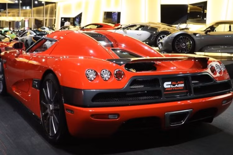 Koenigsegg CCX có ngoại thất được hoàn thiện bằng sợi carbon và nhôm siêu nhẹ. Koenigsegg CCX có cửa xe được mở kiểu cắt kéo nhưng trượt ngang về phía trước thay vì dựng đứng lên như các dòng siêu xe của Lamborghini.
