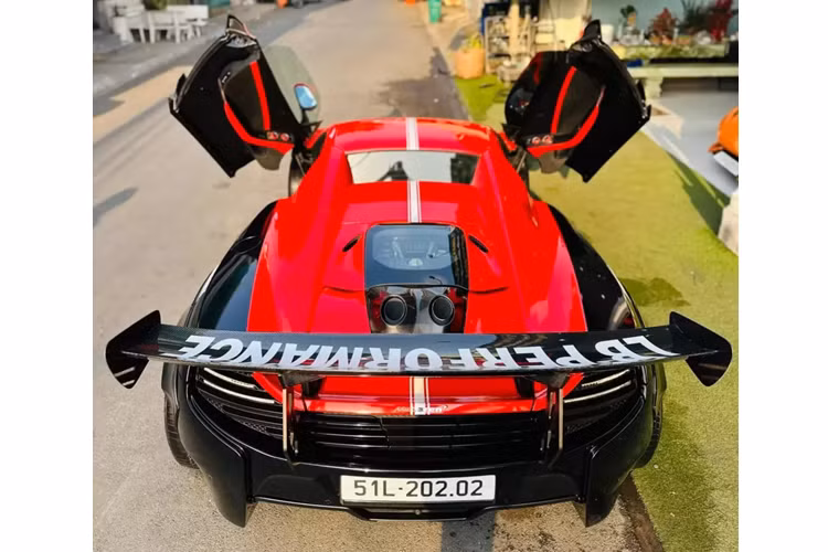 Không chỉ độ body kit, siêu xe mui trần McLaren 650S Spider này cũng sẽ được trang bị nhiều đồ chơi theo gói độ Liberty Walk như mâm kích thước "khủng" của Forgiato, phuộc hơi nâng hạ gầm của Air Rex và ống xả độ FI.