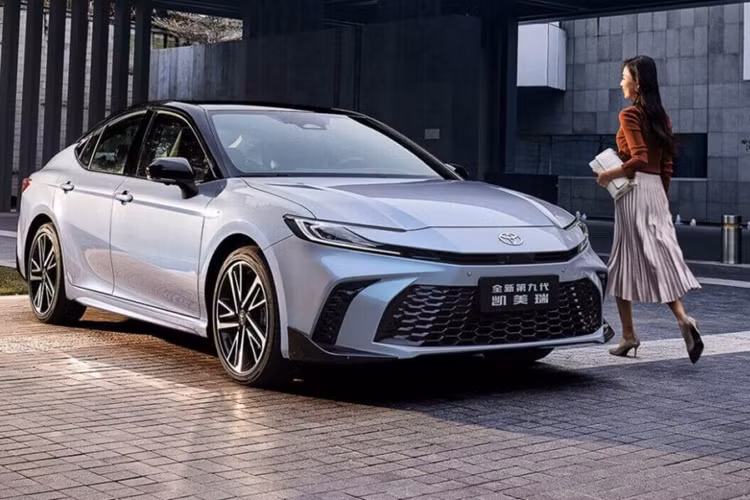 Thay vào đó, xe được trang bị động cơ hybrid tự sạc mới. "Trái tim" của mẫu xe này là động cơ xăng 4 xi-lanh, dung tích 2.5L, kết hợp với 2 hoặc 3 mô-tơ điện. Phiên bản dẫn động cầu trước FWD với 2 mô-tơ có tổng công suất 225 mã lực.