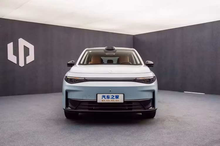 Ngày 2/3 vừa qua, thị trường Trung Quốc lại đón nhận thêm một tân binh mới, trong phân khúc xe SUV điện, cái tên mà chúng tôi muốn nhắc đến là Leapmotor C10 2024 mới. Tân binh trong dòng xe SUV điện Leapmotor C10 đã chính thức ra mắt với tổng cộng 7 mẫu, 2 bản chính đó là EREV (xe điện mở rộng phạm vi) và BEV (xe điện chạy pin).