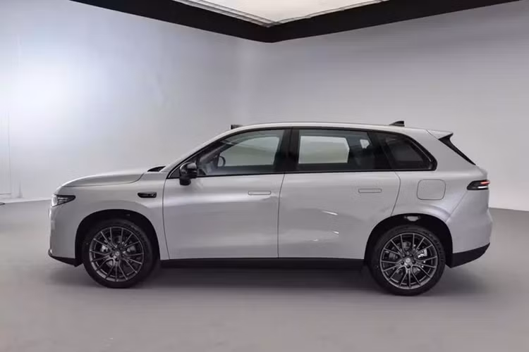 Phía trước chiếc xe SUV điện Leapmotor C10 còn có một khe hút gió lớn, cùng các đường dẫn khí cứng cáp ở hai bên giúp tăng thêm cảm giác thể thao. Ngoài ra, mui xe còn được trang bị lidar hỗ trợ nhiều chức năng hỗ trợ lái xe thông minh.