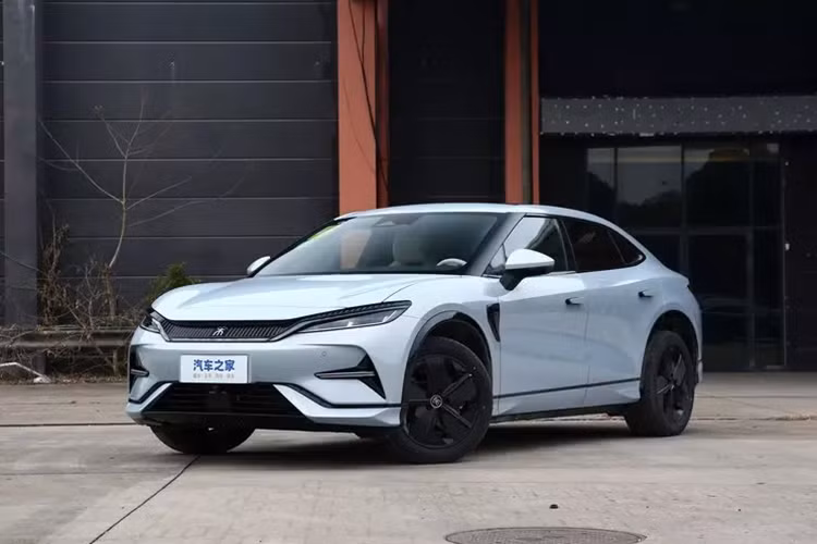 Leapmotor C10 là mẫu xe dựa trên kiến trúc LEAP3.0 mới của Leapmotor và thiết kế tổng thể của nó về mọi mặt đều mới lạ hơn so với C11. Nó được trang bị hàng loạt công nghệ mới, trong đó có công nghệ tích hợp pin-khung CTC2.0, sẽ hỗ trợ sạc siêu tốc 800V trong tương lai