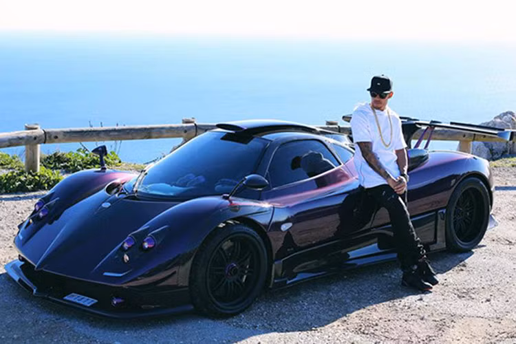 Như vậy, mức giá xe Pagani Zonda 760 LH mà Lewis Hamilton bán lại cho chủ mới là cao hơn khoảng 7 triệu bảng (khoảng 214 tỷ đồng) so với mức giá ban đầu anh đã bỏ ra là gần 1,6 triệu bảng (khoảng 46 tỷ đồng) để đặt hàng riêng chiếc siêu xe từ Pagani.