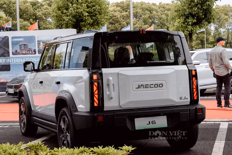 Bên cạnh đó là 3 loại pin LFP với dung lượng 50,63 kWh, 63,69 kWh và 68,77 kWh, mang đến phạm vi di chuyển dao động từ 401 - 501 km, tùy theo phiên bản. Xe có thể dùng sạc chậm AC 6,6 kW và sạc nhanh DC với công suất sạc 60 kW, 80 kW hoặc 85 kW. Thời gian sạc pin từ 30% lên 80% bằng sạc nhanh là khoảng 30 phút.