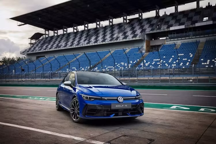 Volkswagen vừa công bố thông tin chi tiết về dòng xe Golf 2025 tại Mỹ và tin tốt lẫn tin xấu đều tùy thuộc vào việc bạn quan tâm đến Volkswagen GTI hay R 2025.