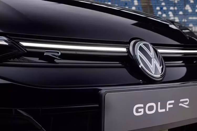 Cũng như năm 2024, GTI có sẵn ở phiên bản S, SE và Autobahn, trong khi R có sẵn ở phiên bản tiêu chuẩn hoặc phiên bản Black Edition với chi tiết tối màu, bánh xe màu đen, phanh và một ít carbon.
