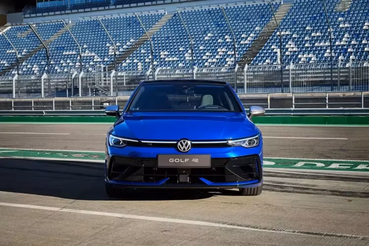 Tin không tốt cho những người hâm mộ Golf GTI là mẫu GTI nổi tiếng nhất thế giới sẽ có mặt tại Hoa Kỳ nhưng không có nâng cấp sức mạnh giống như dành cho người mua châu Âu vào năm 2025. Tại đây, GTI đã được tăng công suất từ 242 mã lực lên 262 mã lực, tiến gần hơn đến mẫu Clubsport có công suất 296 mã lực.