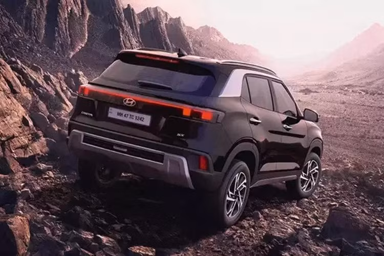 Đặc biệt, Hyundai Creta 2024 ở Ấn Độ còn được bổ sung hệ thống an toàn chủ động ADAS với 19 tính năng như phanh tự động khẩn cấp, hệ thống kiểm soát hành trình thích ứng và hỗ trợ giữ làn đường. Bên cạnh đó là camera 360 độ, 6 túi khí, hệ thống cảnh báo điểm mù, cảnh báo áp suất lốp, phanh đĩa trên cả 4 bánh và hệ thống cân bằng điện tử.