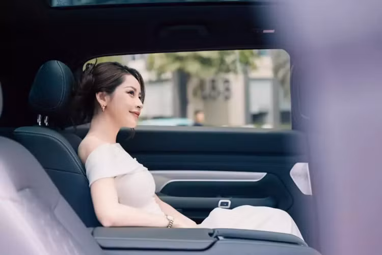 Xe cũng được tích hợp hệ thống trợ lái nâng cao (ADAS) với một số tính năng cấp độ 2, bộ ứng dụng tiện ích và giải trí thông minh (Smart Services) liên tục được cập nhật.