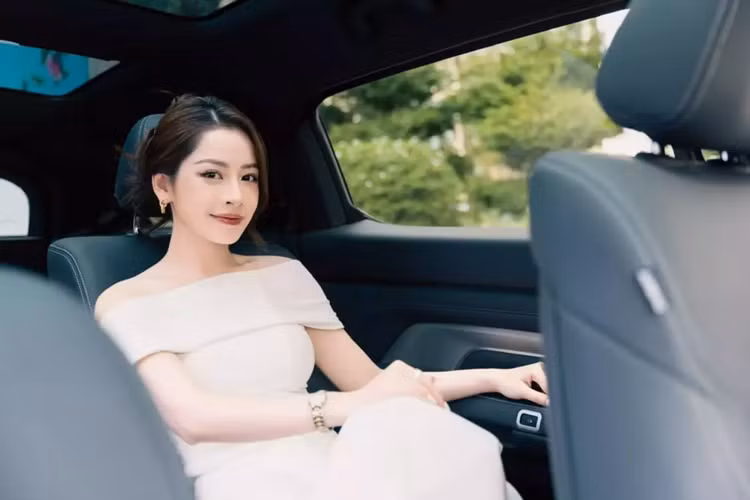 Ở bản cao cấp nhất xe sẽ được trang bị cửa sổ trời toàn cảnh, màn hình giải trí trung tâm 15,6 inch, 2 ghế trước tích hợp massage, thông gió và sưởi, màn hình giải trí 8 inch cho hàng ghế thứ hai, màn hình hiển thị HUD trên kính lái và gương chiếu hậu ngoài xe chống chói tự động.
