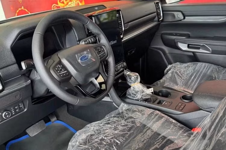 Cụ thể, mẫu xe SUV Ford Everest 2024 không còn logo Turbo hoặc Bi-Turbo ở cạnh bên, logo 4x4 ở cốp sau và tháo bỏ lớp lót cao su trong khay đựng cốc, cắt giảm thanh chống cũng như nắp đậy cho hộp dụng cụ sau cốp xe. Ford Everest bản Titanium và Titanium+ lược bỏ tính năng đá cốp.
