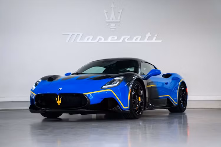 Thương hiệu Maserati mới đây đã hé lộ phiên bản MC20 mang tên “Tributo Modenese” và sẽ ra mắt chính thức tại Tuần lễ xe hơi Monterey. Đúng như tên gọi, Maserati MC20 Tributo Modenese 2024 mới là chiếc xe độc nhất vô nhị nhằm tri ân thành phố Modena, Ý – Quê nhà của thương hiệu Maserati.