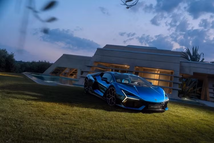 So với đàn anh Lamborghini Aventador Ultimae, siêu xe mới này tăng tốc nhanh hơn nhưng vận tốc tối đa thấp hơn 5 km/h, thậm chí so với đối thủ Ferrari SF90 Stradale, Lamborghini Revuelto dù dùng máy mạnh hơn, công suất cao hơn nhưng 0-100 km/h tương đương nhau.