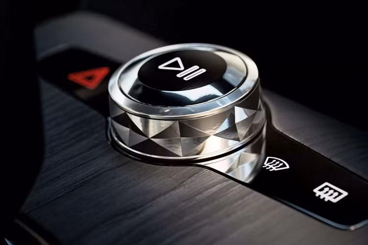Ngoài ra, màu Storm từng xuất hiện trên mẫu Polestar 4 nay thay thế cho màu Thunder trong bảng màu của Polestar 2 2025. Một thành phần khác cũng được vay mượn từ Polestar 4 là hệ thống các lựa chọn option gắn thêm, được thống nhất và mở rộng để trở nên dễ dàng hơn cho khách hàng khi cần đưa ra quyết định.