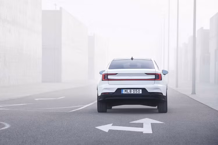 Bản 2025 đời mới của Polestar 2 hiện đã có sẵn tại các đại lý ở châu Âu và Canada. Các thị trường khác, bao gồm cả Mỹ, sẽ nhận được xe vào những tháng sắp tới của năm 2024. Mức giá xe Polestar 2 2025 khởi điểm khoảng 55.000 USD (1,4 tỷ đồng), cạnh tranh trực tiếp với Tesla Model 3.