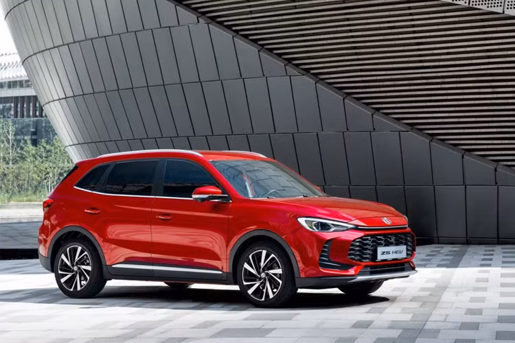 Về trang bị an toàn, MG ZS hybrid sở hữu hệ thống hỗ trợ người lái MG Pilot với các tính năng như: kiểm soát hành trình thích ứng, hỗ trợ giữ làn đường, cảnh báo chệch làn đường và phanh khẩn cấp chủ động với tính năng phát hiện người đi bộ và người đi xe đạp.