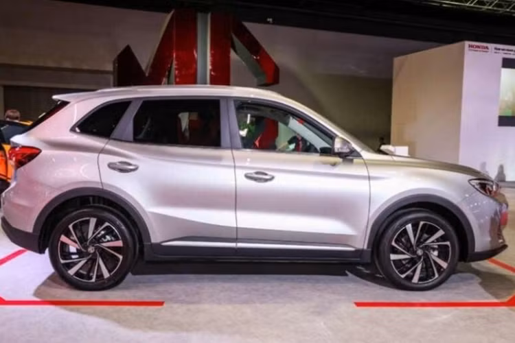 Nhìn ngang hông xe, mẫu xe crossover MG ZS HEV 2025 có đường gân dập nổi mạnh mẽ kéo dài từ vòm bánh trước tới đuôi xe, làm nổi bật phong cách năng động và thể thao cho xe. Kiểu dáng của MG ZS 2025 có phần vuông vức hơn, giúp tăng tầm nhìn cho người lái và cung cấp không gian bên trong rộng rãi hơn.