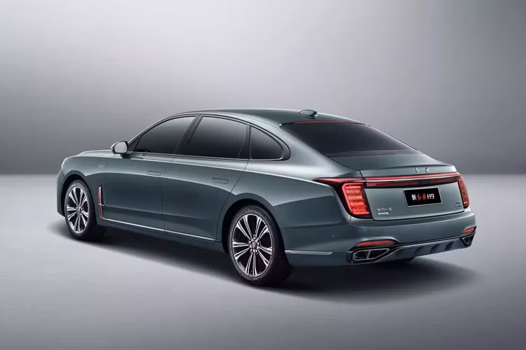 Tại thị trường Việt Nam, Hồng Kỳ HS5 có 3 phiên bản là Basic, Comfortable và Flagship với giá bán dao động từ 780 - 870 triệu đồng. Tuy nhiên, Hồng Kỳ HS5 tại Việt Nam thuộc phiên bản cũ, ra đời từ năm 2019. Trong năm ngoái, mẫu xe này đã được bổ sung phiên bản mới ở thị trường Trung Quốc.