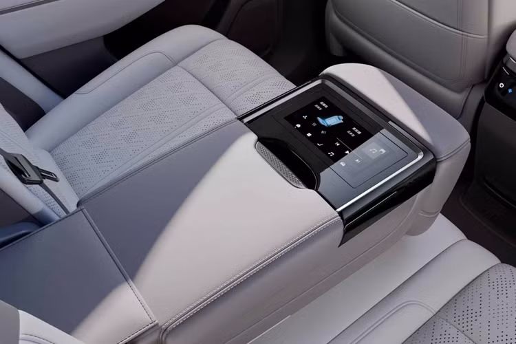 Xe có cốp sau 616 lít và cốp trước 62 lít để chứa đồ. Zeekr 7X được xây dựng trên kiến trúc mô-đun SEA hỗ trợ một loạt các xe điện Geely, chẳng hạn như Zeekr 001 và Zeekr 007. Xe có cả cấu hình dẫn động cầu sau và dẫn động bốn bánh và được lắp đặt nền tảng điện áp cao 800V.