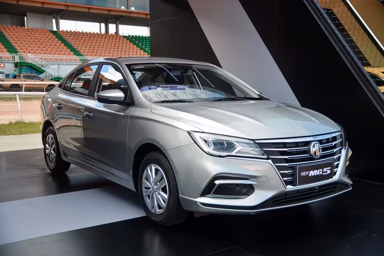 Sau MG5, thương hiệu MG tại Việt Nam tiếp tục mang về mẫu New MG5 nhập khẩu với 3 phiên bản. Chiếc xe trong bài thuộc phiên bản MT, đây cũng là phiên bản có giá bán thấp nhất của dòng xe này.