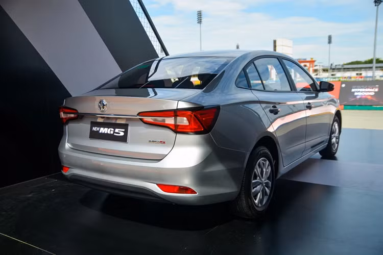 New MG5 có thể xem là lựa chọn phù hợp với nhóm khách hàng kinh doanh dịch vụ vận tải, cần một chiếc xe giá rẻ, rộng rãi và không quan tâm quá nhiều đến những công nghệ an toàn.