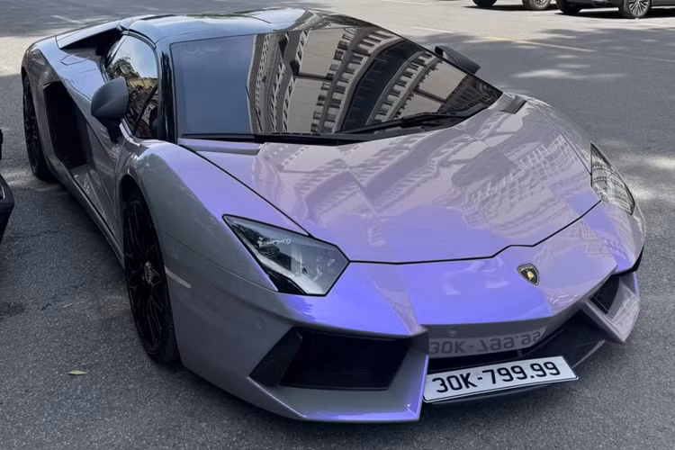 Không phải một siêu xe đời mới nhưng khi nhắc tới Lamborghini Aventador, dân mê xe và cả các tín đồ của tốc độ vẫn đều phải trầm trồ trước những gì mà mẫu xe này làm được. Theo tìm hiểu, chiếc Lamborghini Aventador LP 750-4 SV Roadster mui trần này được đưa về nước hồi 2018 và từng tham gia hành trình Car &amp; Passion 2019.