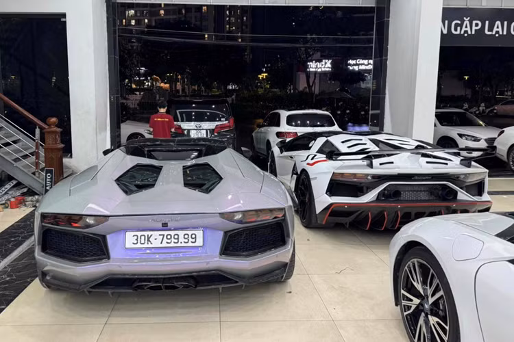 Trọng lượng của Lamborghini Aventador LP 750-4 SV Roadster là khoảng 1.574 kg, tức nặng hơn mẫu coupe 50 kg. Một tính năng đặc biệt khác của siêu xe Lamborghini Aventador SV Roadster chính là mui cứng hai mảnh được chế tạo từ sợi carbon bền, rắn chắc mà lại nhẹ.
