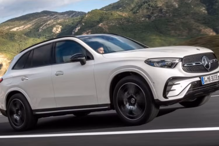 Cung cấp sức mạnh cho cả 3 phiên bản của mẫu xe SUV Mercedes-Benz GLC 350e 4MATIC đều là hệ truyền động plug-in hybrid, là sự kết hợp của một động cơ xăng 2.0L tăng áp với một mô-tơ điện và bộ pin dung lượng 24,8 kWh. Hệ thống truyền động này cung cấp tổng công suất lên tới 313 mã lực và mô-men xoắn cực đại 550 Nm.