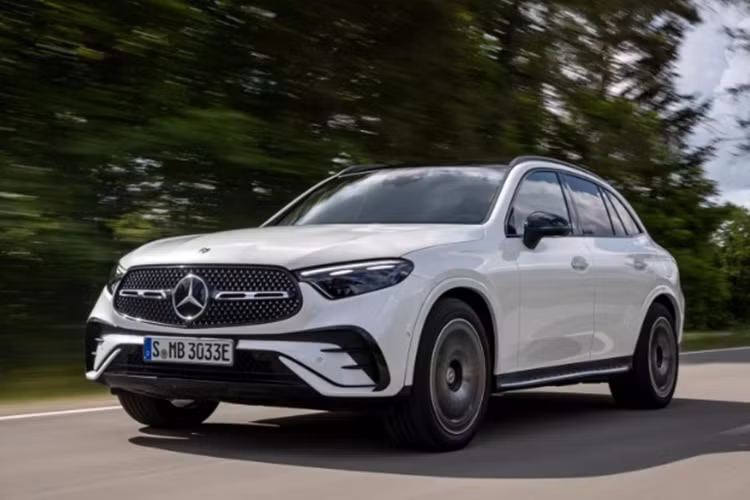 Theo đó, mẫu xe SUV Mercedes GLC 350e PHEV 2025 mới có 3 phiên bản gồm: Standard, Exclusive, Pinnacle. Mức giá xe Mercedes GLC 350e PHEV 2025 lần lượt là 59.900 USD (1,496 tỷ đồng), 61.550 USD (khoảng 1,537 tỷ đồng), 63.500 USD (khoảng 1,586 tỷ đồng).