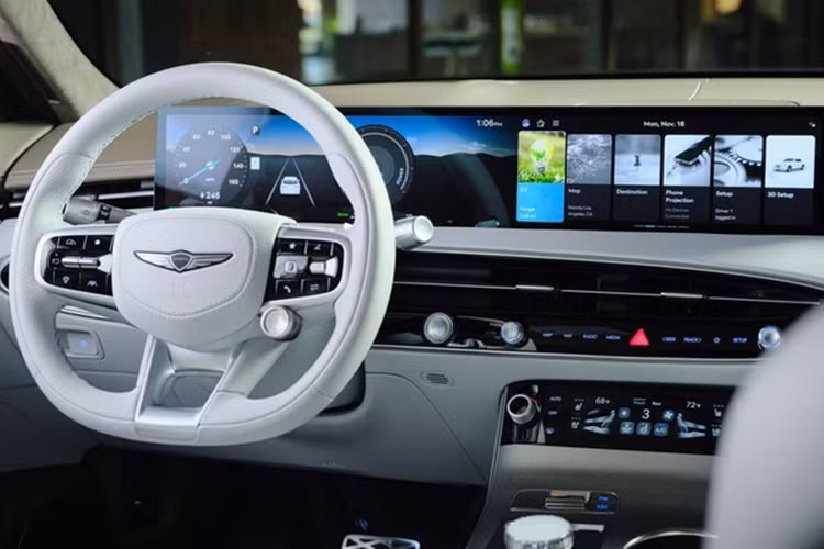2026 GV70 chạy bằng động cơ đốt có lưới tản nhiệt lớn hơn, ấn tượng hơn và góc cạnh hơn. Trong khi chiếc xe hiện tại có các miếng lưới tròn dưới đèn pha, thì mẫu xe 2026 lại có những đường cắt hình boomerang uốn lượn. Ngoài ra còn có màu ngoại thất mới gọi là Ceres Blue, có màu xanh xám nhạt.