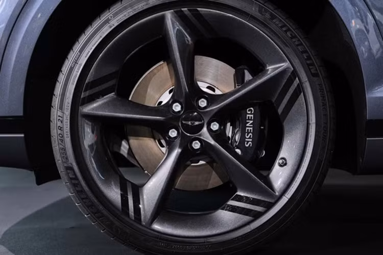 Genesis cũng trang bị cho GV70 một tính năng hệ thống treo mới có tên Highway Body Motion Control, công ty cho biết sẽ giúp chiếc xe thoải mái hơn khi tăng tốc và giảm tốc độ.