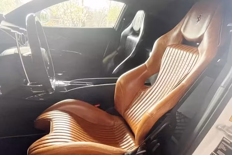 So với bản tiêu chuẩn đã có 2 xe tại Việt Nam lăn bánh, Ferrari 812 Competizione có sự khác biệt dễ nhận ra nhất ở việc xe không có kính sau mà thay bằng tấm ốp hoàn toàn bằng nhôm