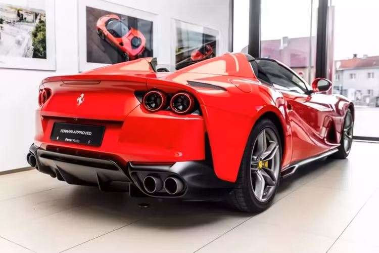 Tại thời điểm ra mắt, mức giá xe Ferrari 812 GTS mui trần trên 450.000 đô la (tương đương 10,5 tỷ đồng) nhưng hiện tại, các xe cũ đã đều tăng giá từ 100.000 đô la đến 250.000 đô la, tùy theo độ mới, xe có option ra sao.
