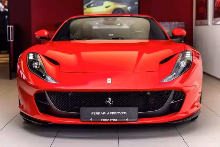 Theo đó, 1 garage chuyên sửa xe ở quận Bình Thạnh, Tp.HCM, đơn vị đã nhập xe Ferrari 812 GTS về Việt Nam bán cho "Qua" Vũ có chia sẻ rằng đã mang về Việt Nam chiếc xe Ferrari 812 GTS thứ 2, và xe thứ 3 cũng đã được lên lịch về nước là vào năm 2025.