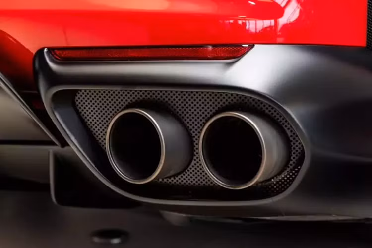 Ngay cả khi xe lăn bánh, thao tác đóng và mở mui vẫn có thể thực hiện được nhưng chiếc Ferrari 812 GTS phải đang hoạt động ở vận tốc dưới 45 km/h.