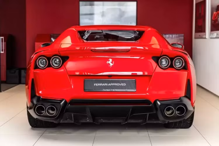 Siêu xe mui trần Ferrari 812 GTS có khả năng tăng tốc từ vị trí đứng yên lên 100 km/h chỉ trong thời gian 2,9 giây, từ 0-200 km/h là trong 8,3 giây, trước khi đạt tốc độ tối đa là 340 km/h. Các thông số này tương đương với phiên bản Ferrari 812 Superfast.
