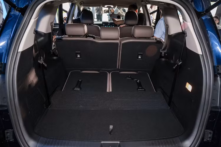 Về mặt an toàn, BYD M6 được trang bị nhiều tính năng hiện đại nhằm đảm bảo sự an toàn tối đa cho người lái và hành khách. Phiên bản Tiêu chuẩn bao gồm camera 360 độ, cảm biến đỗ xe phía sau và hệ thống giám sát áp suất lốp.