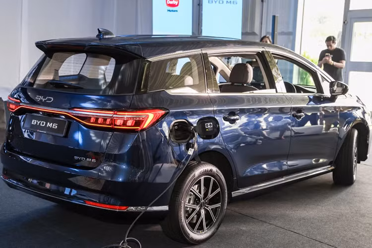 Một trong những điểm nổi bật của BYD M6 chính là phạm vi di chuyển đáng nể. Phiên bản Tiêu chuẩn có pin dung lượng 55,4 kWh, cho phép xe di chuyển lên đến 420 km cho mỗi lần sạc (theo chuẩn NEDC). Trong khi đó, phiên bản Nâng cao được trang bị pin lớn hơn với dung lượng 71,8 kWh cho phép di chuyển tối đa 530 km mỗi lần sạc.