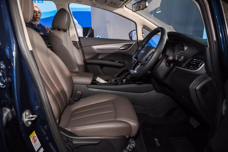 BYD M6 không chỉ gây ấn tượng bởi hiệu suất mà còn bởi không gian nội thất rộng rãi và tiện nghi. Xe được trang bị cấu hình 7 chỗ ngồi (2-3-2), phù hợp cho gia đình đông người. Khoang hành lý có dung tích lên đến 580 lít đảm bảo sức chứa lớn cho các chuyến đi xa.
