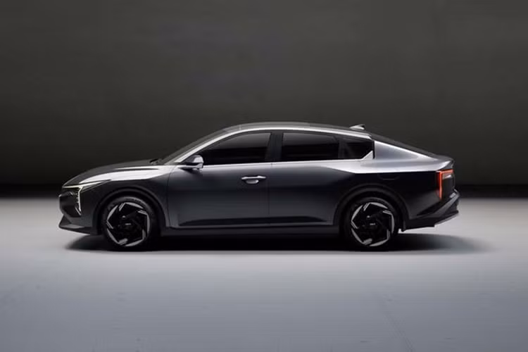So với Kia Cerato, mẫu xe sedan Kia K4 2025 sở hữu thiết kế bắt mắt hơn hẳn nhờ được áp dụng ngôn ngữ thiết kế Twist Logic mới. Phần đầu xe nổi bật với cụm đèn pha hình chữ T thanh mảnh, đi kèm lưới tản nhiệt hình mũi hổ đặc trưng. Khu vực phía sau gây ấn tượng với cụm đèn pha hình chữ L đặt ngược và cản sau nhô cao.