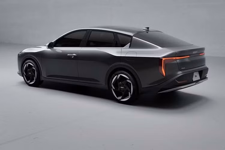 Khác với Kia EV9 hay Sorento được tích hợp hầu hết các phím điều khiển vào màn hình, Kia K4 vẫn sử dụng núm chỉnh dạng cơ. Một số trang bị tiêu chuẩn trên Kia K4 bao gồm màn hình HUD, đa cổng USB, ổ cắm 12V 180W và nút bấm chuyển chế độ lái trên vô lăng.
