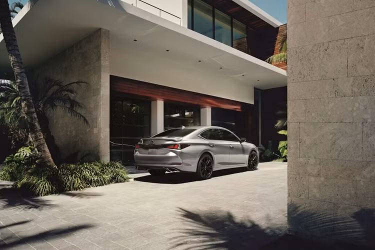 Khách hàng cũng có thể lựa chọn phiên bản ES 300h với động cơ hybrid 2.5 lít 4 xi-lanh tạo ra công suất tổng hợp 215 mã lực. Phiên bản này cũng sẽ mất 8,1 giây để tăng tốc từ 0 – 96 km/h.