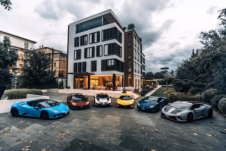 Cuộc hành trình bắt đầu ở Bologna với những người tham dự lái xe đến khu nghỉ dưỡng Palazzo di Varignana ở chân đồi, nơi họ thưởng thức bữa tối thịnh soạn ngay trên toa xe lửa Royal Train từng thuộc về hoàng gia.