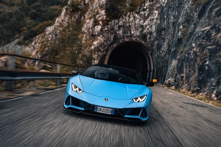 Để kỷ niệm Lamborghini Huracan và động cơ V10 mang tính biểu tượng, Lamborghini gần đây đã tổ chức một chuyến hành trình road trip từ Bologna đến Forte dei Marmi, đi qua rặng núi Appennine ở nơi giáp ranh giữa vùng Tuscany và Emilia-Romagna, là một trong những khu vực có phong cảnh đẹp nhất nước Ý.
