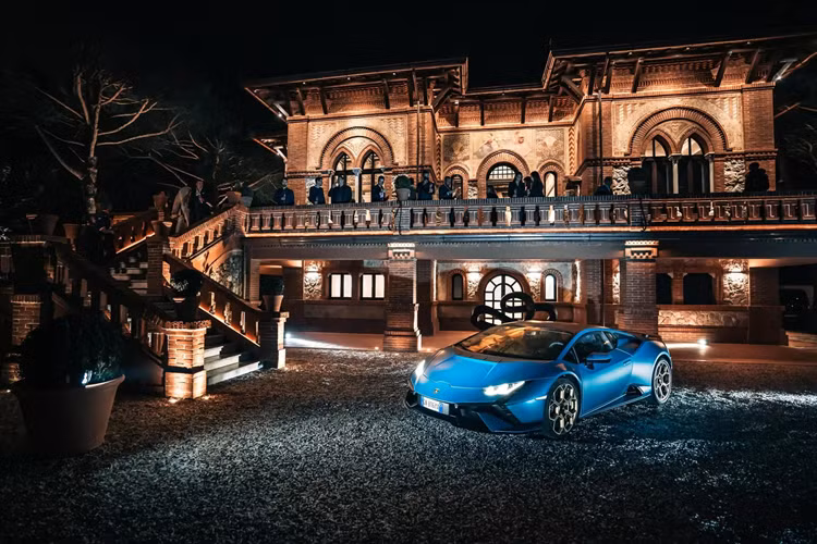 Là chuyến đi tri ân Lamborghini Huracan nên có đầy đủ các phiên bản Huracan tham dự, bao gồm Evo Spyder, Sterrato, Technica và STO, tất cả đều có thông số kỹ thuật đặc biệt và được hoàn thiện thông qua chương trình cá nhân hóa Ad Personam.