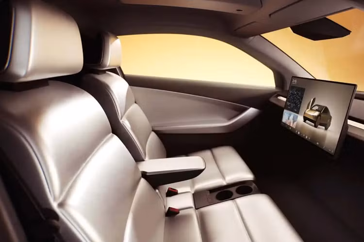 Vì Cybercab được hình thành mà không có vô lăng hoặc bàn đạp, Tesla sẽ không thể bắt đầu sản xuất hoặc bán cho khách hàng nếu không có sự chấp thuận của cơ quan quản lý trước. Như mong đợi của bất kỳ mẫu xe Tesla mới nào, nội thất cực kỳ tối giản, cung cấp chỗ ngồi cho hai người và có màn hình thông tin giải trí trung tâm lớn, dường như được lấy thẳng từ Model 3 hoặc Model Y.