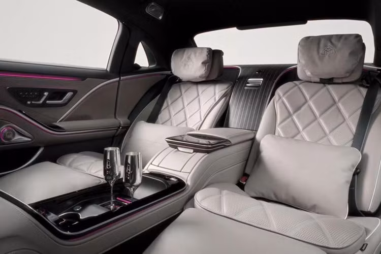 Ở bên trong, Mercedes-Maybach S 680 Edition Nordic Glow có không gian nội thất mang cảm giác quyền lực và sang trọng với các đường viền trang trí bằng da Nappa màu Rose Grey đi cùng các đường chỉ khâu tương phản màu xám Amethyst.