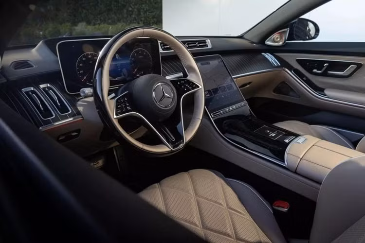Mẫu xe sedan Mercedes-Maybach S 680 Edition Nordic Glow này nổi bật với ngoại thất 2 tông màu, kết hợp màu trắng Moonlight White và tím Northern Lights Violet. Mâm xe kích thước 21 inch thiết kế dạng nan hoa tinh xảo lấy cảm hứng từ hình dáng của ly rượu champagne.