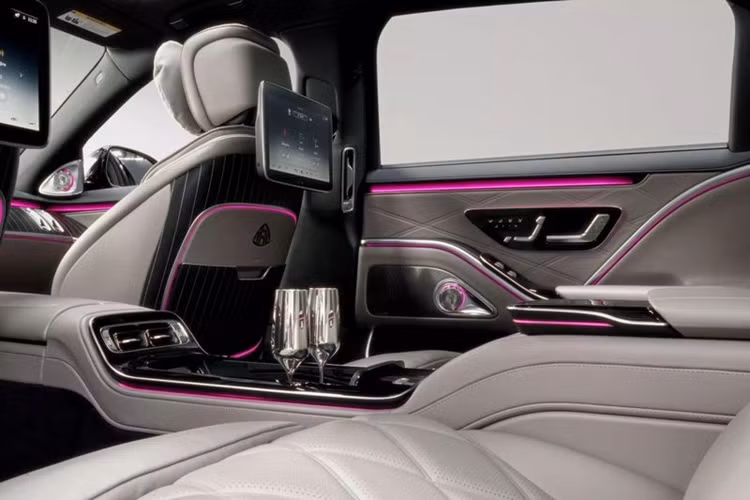 Bên cạnh đó, xe cũng được trang bị gói nâng cấp ngoại thất Maybach Series Design với các điểm nhấn trang trí Dark Chrome, nhằm tăng thêm tính sang trọng cho phiên bản đặc biệt này.