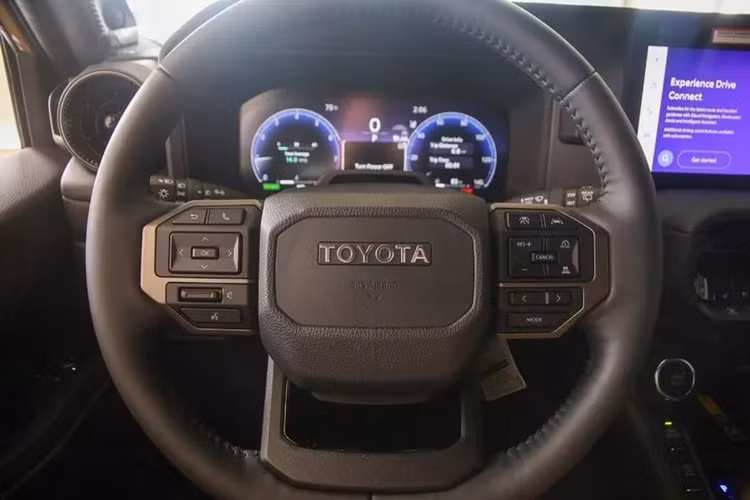 Land Cruiser cũng được trang bị các sọc trang trí lấy cảm hứng từ phong cách cổ điển và được trang bị giàn đèn trợ sáng ấn tượng. Xe còn được trang bị giá để đồ Westcott Designs và thang gắn phía sau. Mẫu xe này cũng có tấm ốp Molle che kính sau và ngoài ra, chiếc SUV đã được Auto Trim Restyling cải tiến.